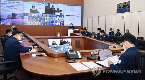 지난 19일 오전 정부세종2청사 중앙재난안전상황실에서 열린 코로나19 대응 중앙재난안전대책본부 회의 [행정안전부 제공]